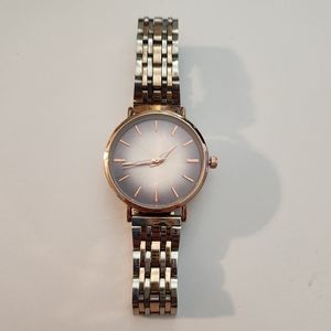 Round pointer quartz watch
